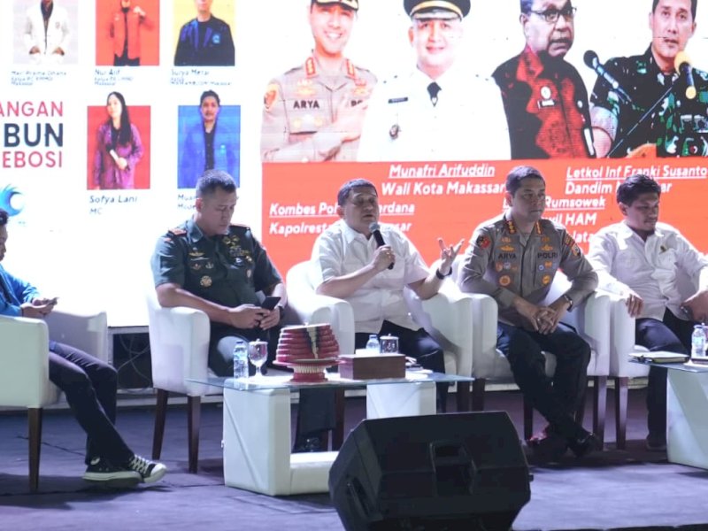 Wali Kota Makassar, Munafri Arifuddin, saat menghadiri dialog terbuka bertema "Kota dan Kemanusiaan: Mewujudkan Demokrasi Berbasis HAM" di Tribun Karebosi, Rabu malam (1/10/2025). @Jejakfakta/dok. Humas Pemkot Makassar