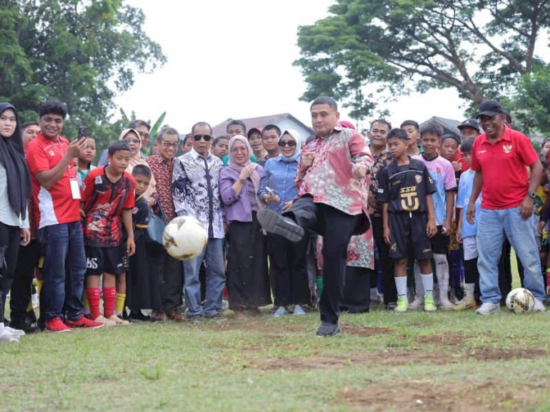 Wali Kota Makassar, Munafri Arifuddin, secara resmi membuka Asnawi Mangkualam Cup 2025 di Lapangan Sepak Bola Kampus UPRI, Jalan Nipa-Nipa, Kamis (2/10/2025). @Jejakfakta/dok. Humas Pemkot Makassar