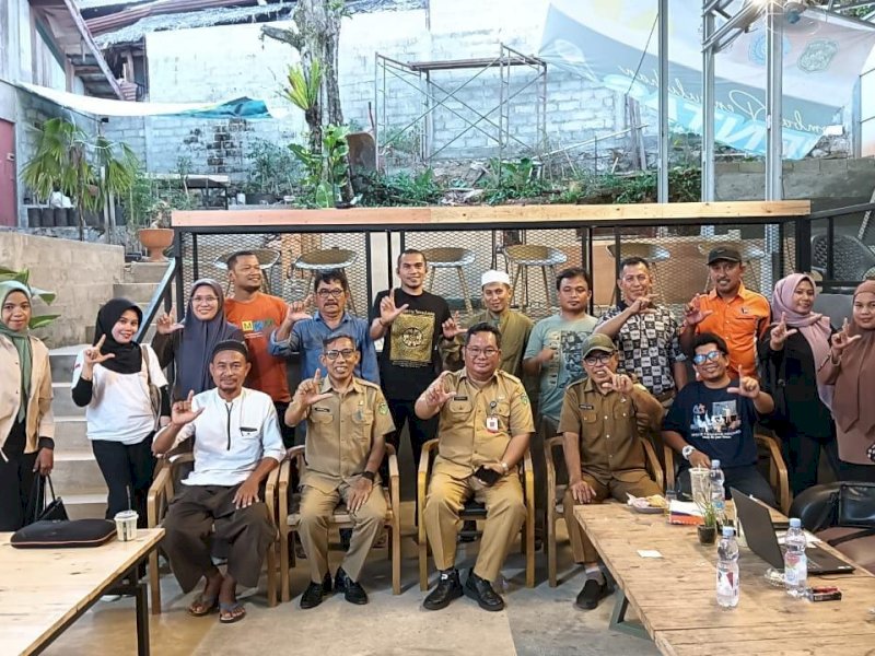 Koperasi Desa Merah Putih (KDMP) se-Kecamatan Malili menggelar pertemuan bersama Dinas Perdagangan, Koperasi, Usaha Kecil Menengah, dan Perindustrian (Disdagkop-UKMP) Kabupaten Luwu Timur di Warkop Jonga, Malili, Selasa (30/9/2025). @Jejakfakta/dok. ikp-humas/kominfo-sp