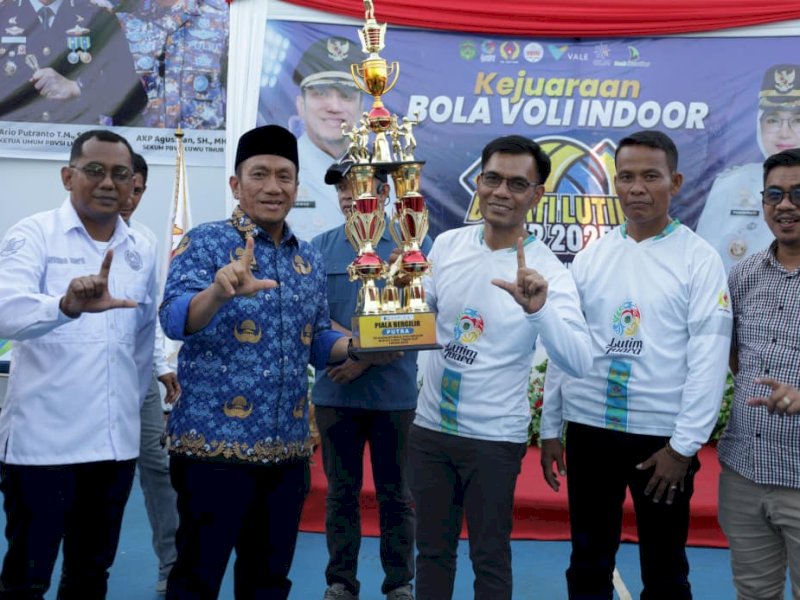 Kejuaraan Bola Voli Indoor Bupati Luwu Timur Cup 2025 resmi dimulai pada Rabu, 1 Oktober 2025, di Lapangan Olahraga Puncak Indah, Malili. @Jejakfakta/dok. ikp-humas/kominfo-sp