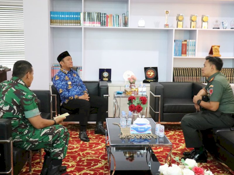 Bupati Luwu Timur, Irwan Bachri Syam, menerima audiensi Komandan Kodim (Dandim) 1403/Palopo, Letkol Inf Windra Sukma Prihantoro, di ruang kerjanya, Rabu (1/10/2025). @Jejakfakta/dok. ikp-humas/kominfo-sp
