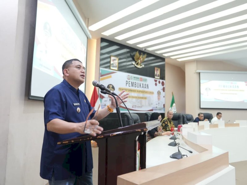Wali Kota Makassar, Munafri Arifuddin, saat membuka kegiatan Transformasi Kapasitas Lurah se-Kota Makassar, di Aula Sipakatau, Balai Kota Makassar, Jumat (3/10/2025). @Jejakfakta/dok. Humas Pemkot Makassar