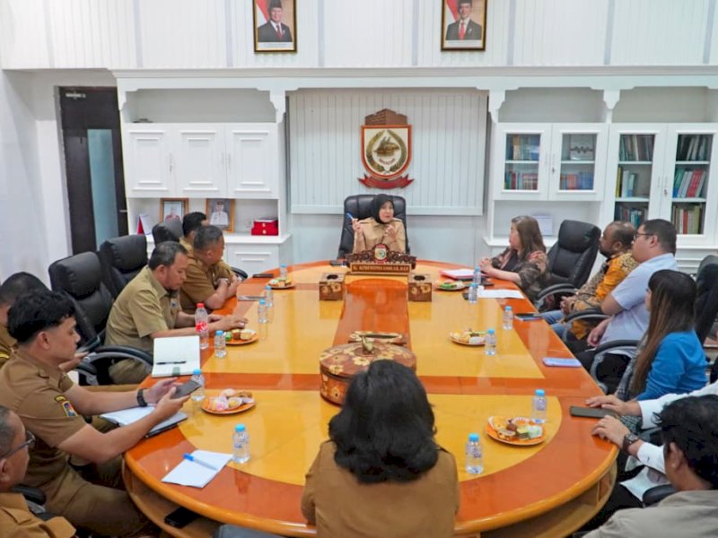 Wakil Wali Kota Makassar, Aliyah Mustika Ilham, menerima audiensi dari Persatuan Masyarakat Kristen Indonesia Timur (PMKIT) Sulawesi Selatan, Selasa (7/10/2025). @Jejakfakta/dok. Humas Pemkot Makassar