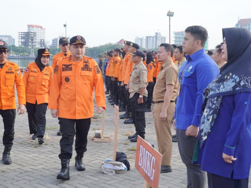 Wali Kota Makassar, Munafri Arifuddin, bersama Wakil Wali Kota, Aliyah Mustika Ilham,  saat menghadiri Apel Gabungan Kesiapsiagaan Terhadap Bencana di kawasan MNEK Centre Point of Indonesia (CPI), Selasa (7/10/2025). @Jejakfakta/dok. Humas Pemkot Makassar