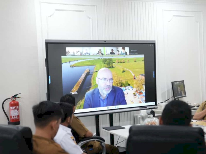 Wali Kota Makassar, Munafri Arifuddin, menggelar rapat koordinasi secara virtual bersama konsultan dari Ramboll dan ASEAN Australia Smart Cities Trust Fund (AASCTF) pada Senin (6/10/2025). @Jejakfakta/dok. Humas Pemkot Makassar