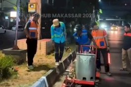Tingkatkan Keselamatan, Dishub Makassar Perbaiki Marka Jalan pada Malam Hari