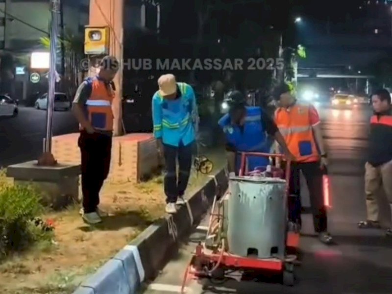 Petugas dari Dishub Kota Makassar mulai melakukan pengerjaan ulang marka jalan di sejumlah ruas utama kota. @Jejakfakta/Istimewa