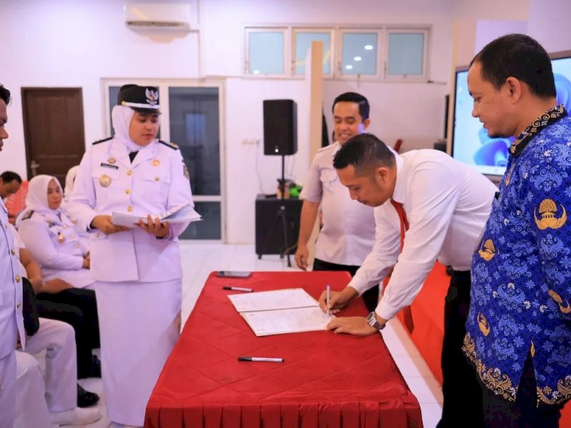 Camat Makassar, Husni Mubarak, memimpin langsung prosesi Serah Terima Jabatan (Sertijab) lurah se-Kecamatan Makassar yang berlangsung di Aula Kantor Camat Makassar, Rabu (1/10/2025). @Jejakfakta/dok. Istimewa