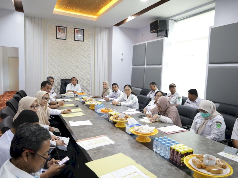 Bupati Luwu Timur, Irwan Bachri Syam, dan Wakil Bupati, Hj. Puspawati Husler, mengikuti kegiatan Monev Percepatan Penuntasan Tuberkulosis (TBC) tingkat Provinsi Sulawesi Selatan yang berlangsung secara virtual di Ruang Rapat Pimpinan Kantor Bupati, Rabu (8/10/2025). @Jejakfakta/dok. Istimewa