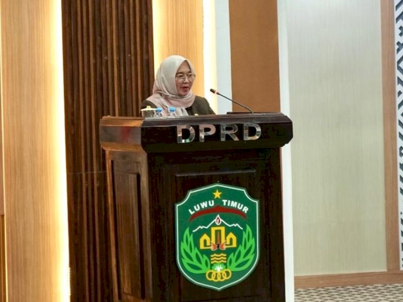 Wakil Bupati Luwu Timur, Hj. Puspawati Husler, saat menghadiri menyerahkan empat Rancangan Peraturan Daerah (Ranperda) kepada DPRD Kabupaten Luwu Timur dalam Rapat Paripurna yang digelar pada Selasa (7/10/2025). @Jejakfakta/Istimewa
