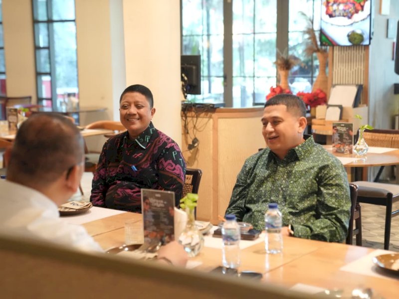 Wali Kota Makassar, Munafri Arifuddin, bertemu dengan Sekretaris Jenderal Kementerian Sosial RI, Robben Rico, pada Rabu (8/10), guna membahas rencana pembangunan Sekolah Rakyat di Kecamatan Kepulauan Sangkarrang. @Jejakfakta/dok. Humas Pemkot Makassar