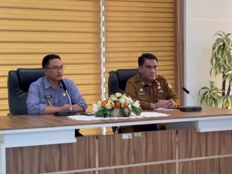 Kepala Dinas Pengendalian Penduduk dan Keluarga Berencana (DPPKB) Kota Makassar, Irwan Bangsawan, bersama BKKBN Provinsi Sulawesi Selatan, Shodiqin menggelar rapat kedua persiapan Harganas ke-32, di Ruang Pola BKKBN Sulsel, Selasa (1/7/2025). @Jejakfakta/dok. Istimwa