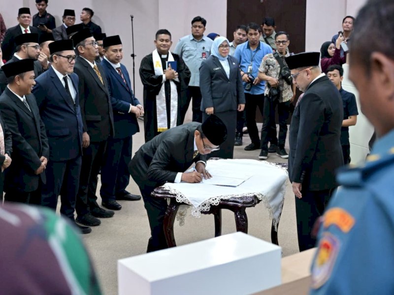 Wali Kota Makassar, Munafri Arifuddin, memimpin prosesi pelantikan jajaran Direksi dan Dewan Pengawas (Dewas) Badan Usaha Milik Daerah (BUMD) Kota Makassar, di Balai Kota Makassar, Selasa (7/10/2025) sore. @Jejakfakta/dok. Humas Pemkot Makassar