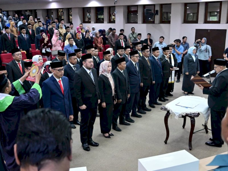 Wali Kota Makassar, Munafri Arifuddin, secara resmi melantik jajaran Direksi dan Dewan Pengawas (Dewas) Badan Usaha Milik Daerah (BUMD), termasuk di dalamnya Muhammad Rheza, yang kini mengemban amanah sebagai Ketua Dewan Pengawas Perusahaan Umum Daerah Terminal Makassar Metro, Selasa sore (7/10/2025). @Jejakfakta/dok. Humas Pemkot Makassar
