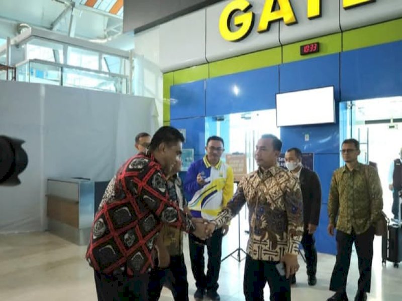 Kepala Dinas Pengendalian Penduduk dan Keluarga Berencana (PP & KB) Kota Makassar, Irwan Bangsawan, bersama Sekretaris Daerah Kota Makassar, Zulkifly Nanda, menyambut kedatangan Menteri Kemendukbangga/BKKBN Republik Indonesia, Dr. Wihaji, di Bandara Internasional Sultan Hasanuddin, Minggu (27/7/2025). @Jejakfakta/Istimewa