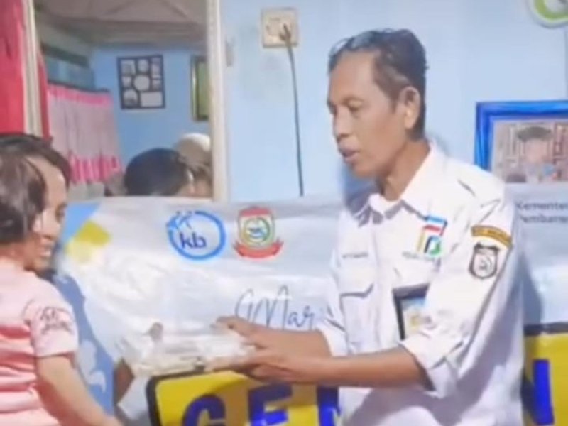 Dinas Pengendalian Penduduk dan Keluarga Berencana (DPPKB) Kota Makassar kembali menunjukkan komitmennya dalam upaya menekan angka stunting melalui program GENTING (Gerakan Orang Tua Asuh Cegah Stunting) yang dilaksanakan di Kelurahan Melayu, Sabtu (19/7/2025). @Jejakfakta/dok. Istimewa