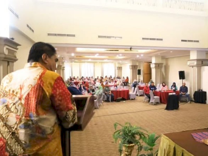 Kepala DPPKB Kota Makassar, Irwan Bangsawan, saat memberikan arahan pada Workshop Pemutakhiran Pendataan Keluarga 2025 di Hotel M Regency, Makassar, Jumat (18/7/2025). @Jejakfakta/dok. Istimewa