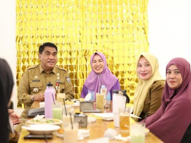 Pertemuan perdana pengurus Dharma Wanita Persatuan (DWP) Unit Dinas Pengendalian Penduduk dan Keluarga Berencana (DPPKB) Kota Makassar berlangsung hangat dan penuh keakraban, di Teras Cafe, Selasa (15/7/2025). @Jejakfakta/dok. Istimewa