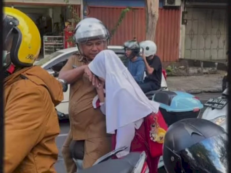 Pemerintah Kota Makassar melalui semua OPD, salah satunya Dinas Pengendalian Penduduk dan Keluarga Berencana (DPPKB) menginisiasi Gerakan Ayah Mengantar Anak di Hari Pertama Sekolah, Minggu (13/7/2025). @Jejakfakta/dok. Istimewa