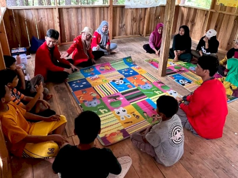 Tim PKM-PM Unhas memperkuat pendidikan dasar bagi anak putus sekolah di Kampung Pattung, Kecamatan Tompobulu, Kabupaten Maros. @Jejakfakta/Istimewa