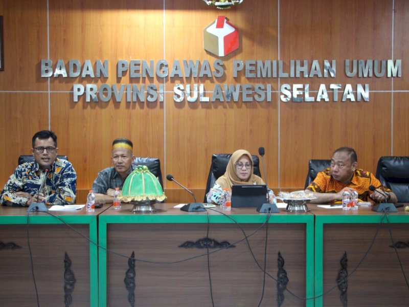 Bawaslu Provinsi Sulawesi Selatan menggelar rapat evaluasi keterbukaan informasi publik yang melibatkan seluruh jajaran pengawas pemilu tingkat kabupaten dan kota, di Ruang Rapat Bawaslu Sulsel, Kamis (9/10/2025). @Jejakfakta/dok. Istimewa