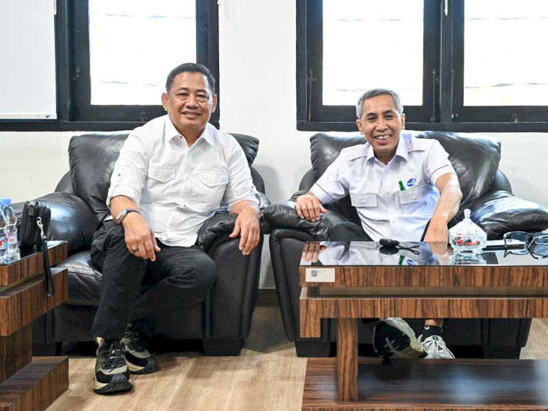 Direktur Utama Perumda Air Minum Kota Makassar pada April 2025, Hamzah Ahmad bersama Plt direktur keuangan Perumda Kota Makassar, Nanang Supriyatno. @Jejakfakta/Istimewa