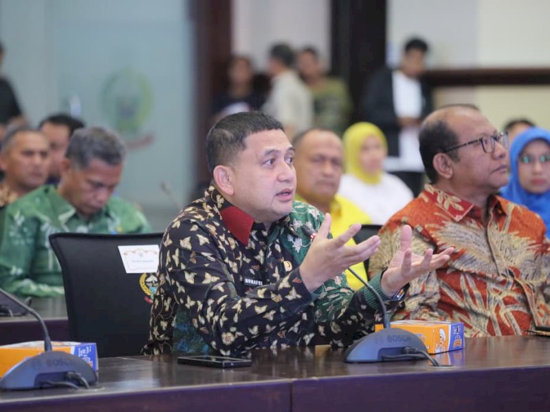 Wali Kota Makassar, Munafri Arifuddin, saat menyampaikan sejumlah tantangan yang dihadapi pemerintah daerah kepada Wamendagri Bima Arya dalam Rapat Koordinasi Pemerintah Se-Sulawesi di Kantor Gubernur Sulawesi Selatan, Jumat (10/10/2025). @Jejakfakta/dok. Humas Pemkot Makassar