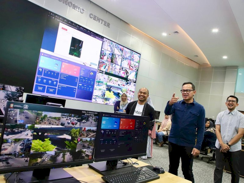 Wakil Menteri Dalam Negeri, Bima Arya Sugiarto, memuji kemajuan digitalisasi pelayanan publik di Kota Makassar saat kunjungannya ke Command Center Makassar Government Center (MGC), Sabtu (11/10/2025). @Jejakfakta/dok. Humas Pemkot Makassar