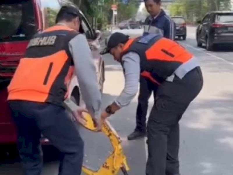 Petugas TPAI Dishub Makassar memberikan tindakan langsung terhadap kendaraan yang melanggar aturan. @Jejakfakta/dok. Istimewa