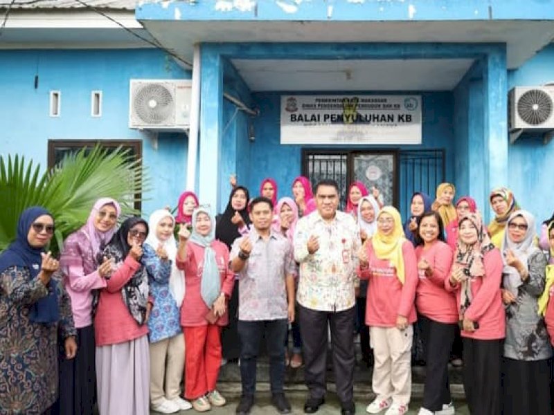 Kepala Dinas Pengendalian Penduduk dan Keluarga Berencana (DPPKB) Kota Makassar, Irwan Bangsawan, melanjutkan kunjungan monitoring dan evaluasi program kegiatan di beberapa kecamatan, Kamis (10/7/2025). @Jejakfakta/Istimewa