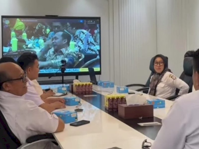 Kepala Dinas Pengendalian Penduduk dan Keluarga Berencana (DPPKB) Kota Makassar, Irwan Bangsawan, mengikuti sosialisasi pembentukan Taman Asuh Sayang Anak (TAMASYA) yang digelar secara virtual oleh Kementerian Dalam Negeri dan Kementerian Pemberdayaan Perempuan dan Perlindungan Anak, di Kantor Wali Kota, Balai Kota Makassar, Rabu (9/7/2025). @Jejakfakta/Istimewa