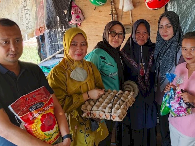 Penyaluran bantuan program GENTING khususnya ibu dengan balita di bawah dua tahun (baduta), di Kelurahan Mattoangin, Jumat (3/10/2025). @Jejakfakta/istimewa  