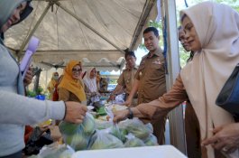 Warga Sambut Gembira Pasar Pangan Murah di Pangkep