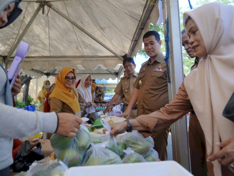 Gelaran Pasar Pangan Murah Pemerintah Kabupaten Pangkep melalui Dinas Ketahanan Pangan di Stadion Andi Mappe, Kabupaten Pangkep, pada Senin (13/10/2025). @jejakfaktacom/Humas Pemda Pangkep