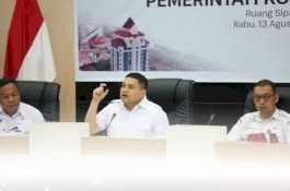 Wali Kota Makassar Pimpin Monitoring dan Evaluasi Triwulan II,  Kepala Dinas PPKB Kota Makassar hadir didampingi Kasubag Perencanaan dan Kasubag Keuangan.