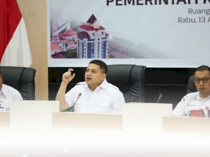 Wali Kota Makassar memimpin kegiatan Monitoring, Evaluasi, dan Penyusunan Laporan Berkala Triwulan II Pemerintah Kota Makassar, di Ruang Sipakatau Kantor Balaikota Makassar, Selasa (13/8/2025). @jejakfaktacom/DPPKB Kota Makassar