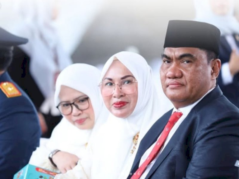 Kepala PPKB Kota Makassar bersama Ketua Dharma Wanita Persatuan (DWP) Unit DPPKB Kota Makassar hadir  upacara bendera HUT RI ke 80 di Lapangan Karebosi, Minggu (17/8/2025). @jejakfaktacom/DPPKB Kota Makassar