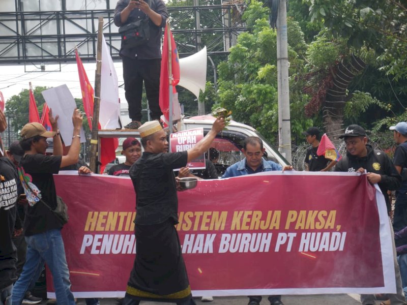 Serikat Buruh Industri Pertambangan dan Energi (SBIPE) KIBA menggelar longmarch dari Sekretariat PMKRI Makassar menuju Pengadilan Negeri (PN) Makassar, Selasa (14/10/2025) pagi. Aksi ini diawali dengan ritual Songka Bala, tradisi Bugis-Makassar sebagai bentuk doa penolak bala dan permohonan keselamatan. @Jejakfakta/dok. Istimewa