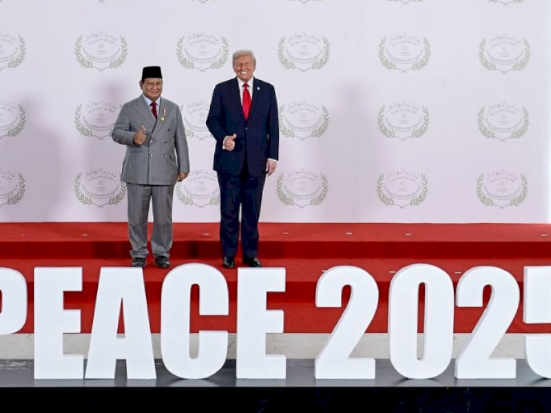 Presiden RI dan Presiden AS kompak berpose mengacungkan jempol ke arah kamera. @jejakfaktacom/Instagram Prabowo Subianto