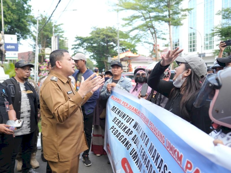 Wali Kota Makassar, Munafri Arifuddin, saat menerima pedagang Pantai Losari di Depan Balai Kota Makassar, Senin (13/10/2025). @Jejakfakta/dok. Humas Pemkot Makassar