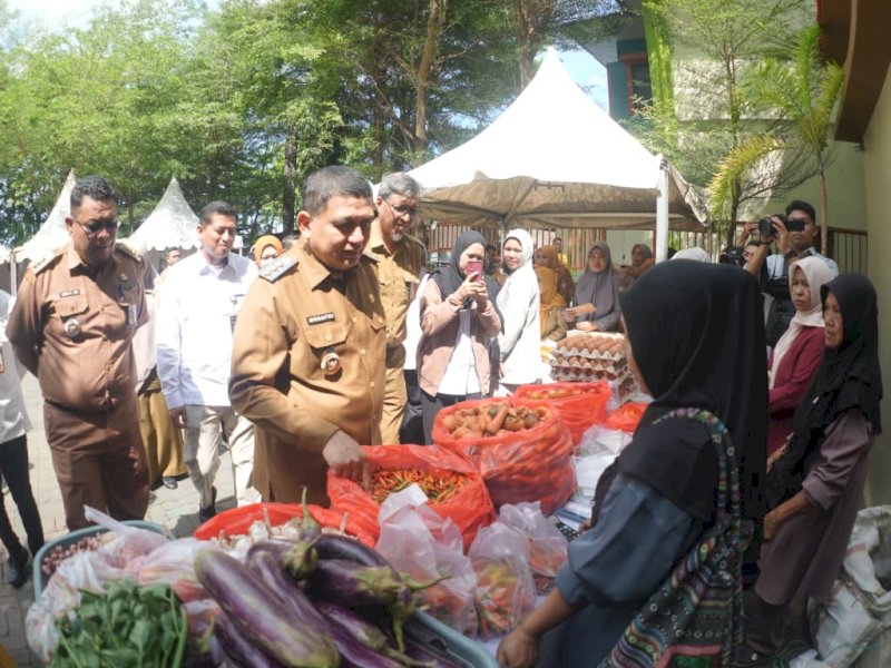 Wali Kota Makassar, Munafri Arifuddin, meninjau langsung pelaksanaan Gerakan Pangan Murah (GPM) Serentak yang digelar di halaman Kantor Kecamatan Tamalate, Senin (13/10/2025). @Jejakfakta/dok. Humas Pemkot Makassar