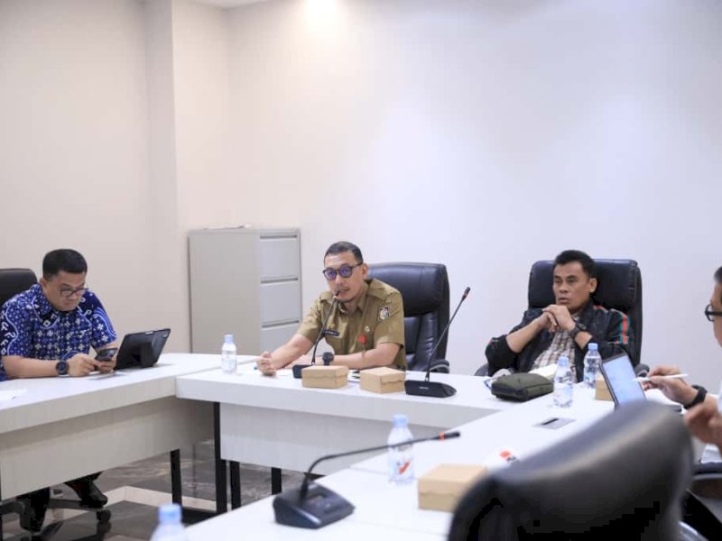 Sekretaris Daerah (Sekda) Makassar Andi Zulkifly saat memimpin rapat pelaksanaan pengendalian perencanaan program prioritas Pemkot Makassar 2025 di Ruang Rapat Sekda Kantor Balai Kota Makassar, Senin (13/10/2025). @Jejakfakta/dok. Humas Pemkot Makassar