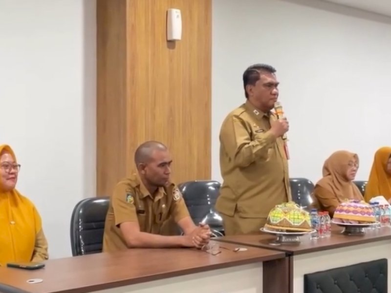 Drs. A. Irwan Bangsawan, M.Si., Kepala DPPKB Kota Makassar, secara resmi meluncurkan program Sekolah Lansia Pangngurangi di Ballroom MGC, Senin (8/9/2025). @jejakfaktacom/DPKKB Kota Makassar