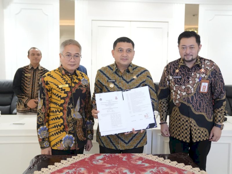 Wali Kota Makassar, Munafri Arifuddin, menandatangani Perjanjian Kerja Sama (PKS) Tripartit tentang optimalisasi pemungutan pajak pusat dan pajak daerah bersama Direktorat Jenderal Pajak (DJP), Direktorat Jenderal Perimbangan Keuangan (DJPK), dan 109 pemerintah daerah di seluruh Indonesia, Rabu (15/10/2025). @Jejakfakta/dok. Istimewa