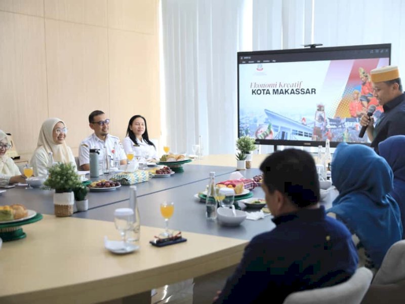 Sekretaris Daerah (Sekda) Makassar, Andi Zulkifly, bersama Ketua Dekranasda Kota Makassar, Melinda Aksa, menerima kunjungan Wali Kota Depok, Supian Suri, didampingi jajaran pengurus Dekranasda dan TP PKK Kota Depok di Gedung Dekranasda Jalan Balaikota, Rabu (15/10/2025). @Jejakfakta/dok. Humas Pemkot Makassar