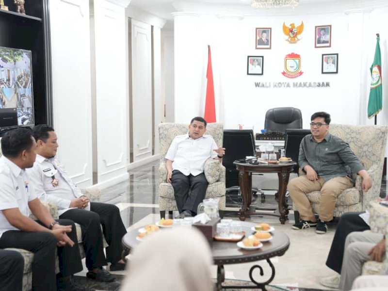 Wali Kota Makassar, Munafri Arifuddin, saat pertemuan koordinasi dengan Ketua KPU Makassar, Andi Muhammad Yasir Arafat, bersama Divisi Teknis Penyelenggaraan Sri Wahyuningsih dan Sekretaris KPU Makassar Asrar, di Balai Kota Makassar, Rabu (15/10/2025). @Jejakfakta/dok. Humas Pemkot Makassar