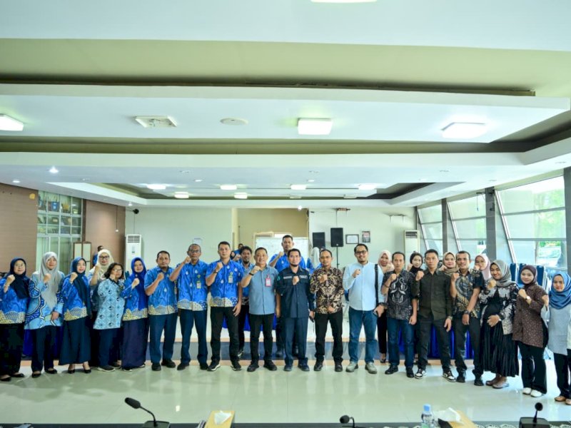  Perumda Air Minum Kota Makassar menerima kunjungan kerja dari Perumda Tirta Air Minum Eremerasa Kabupaten Bantaeng dalam rangka studi banding terkait pengelolaan kualitas air dan sistem keuangan, di Aula Tirta Dharma, Kantor Pusat PDAM Makassar, Kamis (16/10/2025). @Jejakfakta/dok. Istimewa