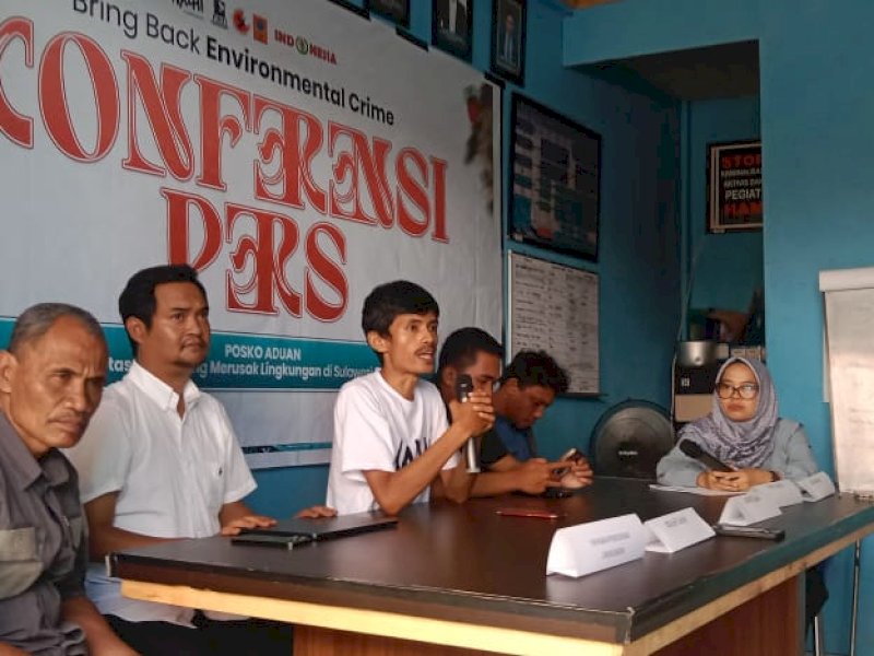 Pelucuran Posko Aduan Aktivitas Ilegal yang merusak Lingkungan di Sulawesi Selatan, di Kantor PBHI Sulsel, Rabu (15/10/2025). @Jejakfakta/Samsir