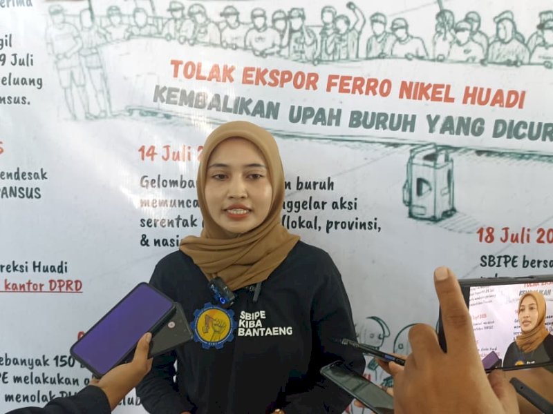 Nengsih, Serikat Buruh Industri Pertambangan Energi (SBIPE) KIBA, saat di wawancarai wartawan, Minggu (12/10/2025). @Jejakfakta/Samsir