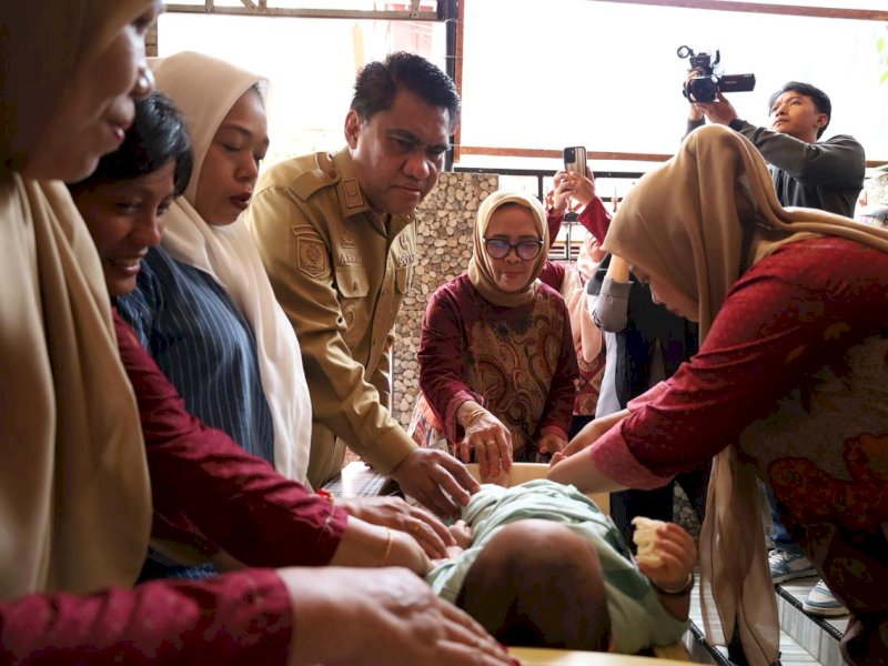 Kepala Dinas Pengendalian Penduduk dan Keluarga Berencana (DPPKB) Kota Makassar, A. Irwan Bangsawan, melakukan kunjungan lapangan ke sejumlah titik pelayanan posyandu. @Jejakfakta/Istimewa